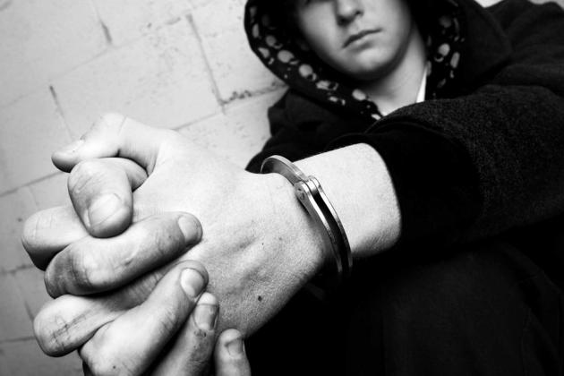 LVU -  kriminell tonåring med handfängsel